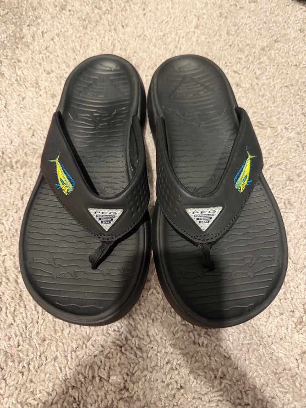 Columbia Black Flip-Flop Sandals with Yellow-Green Fish Accent / New M8/W9.5